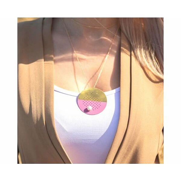 Μεγάλο μακρύ κολιέ με μαργαριτάρι και χρώμα - 12194, Ανακαλύψτε την τέλεια ισορροπία μεταξύ σύγχρονου design και κλασικής κομψότητας με αυτό το εντυπωσιακό μακρύ κολιέ με μαργαριτάρι. Σχεδιασμένο από την Ελληνίδα Σχεδιάστρια Κοσμημάτων Αικατερίνη Χαλκιαδάκη, το κόσμημα αυτό συνδυάζει harmoniously το ροζ χρώμα με το φυσικό λευκό της πέρλας, δημιουργώντας ένα statement piece που ξεχωρίζει.
Το χειροποίητο κολιέ κατασκευάζεται από ποιοτικό ορείχαλκο και διακοσμείται με γνήσια μαργαριτάρια, προσφέροντας μια μοντέρνα twist στο κλασικό pearl necklace. Η γεωμετρική του φόρμα με τις διακριτικές οπές δημιουργεί ένα παιχνίδι φωτός που προσδίδει κίνηση και δυναμισμό στο look σας. Το μακρύ του μήκος το καθιστά ιδανικό για layering ή ως standalone κομμάτι.
Ιδανικό για γυναίκες που αγαπούν τα εντυπωσιακά κοσμήματα, συνδυάζεται τέλεια με casual και επίσημα outfits. Η ροζ απόχρωση προσθέτει μια feminine πινελιά που κολακεύει κάθε τόνο δέρματος. Φυλάσσετε σε στεγνό μέρος και καθαρίζετε με μαλακό πανί. Αποφύγετε την επαφή με καλλυντικά και αρώματα.