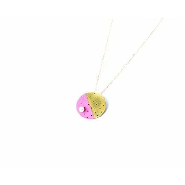 Μεγάλο μακρύ κολιέ με μαργαριτάρι και χρώμα - 12194, Ανακαλύψτε την τέλεια ισορροπία μεταξύ σύγχρονου design και κλασικής κομψότητας με αυτό το εντυπωσιακό μακρύ κολιέ με μαργαριτάρι. Σχεδιασμένο από την Ελληνίδα Σχεδιάστρια Κοσμημάτων Αικατερίνη Χαλκιαδάκη, το κόσμημα αυτό συνδυάζει harmoniously το ροζ χρώμα με το φυσικό λευκό της πέρλας, δημιουργώντας ένα statement piece που ξεχωρίζει.
Το χειροποίητο κολιέ κατασκευάζεται από ποιοτικό ορείχαλκο και διακοσμείται με γνήσια μαργαριτάρια, προσφέροντας μια μοντέρνα twist στο κλασικό pearl necklace. Η γεωμετρική του φόρμα με τις διακριτικές οπές δημιουργεί ένα παιχνίδι φωτός που προσδίδει κίνηση και δυναμισμό στο look σας. Το μακρύ του μήκος το καθιστά ιδανικό για layering ή ως standalone κομμάτι.
Ιδανικό για γυναίκες που αγαπούν τα εντυπωσιακά κοσμήματα, συνδυάζεται τέλεια με casual και επίσημα outfits. Η ροζ απόχρωση προσθέτει μια feminine πινελιά που κολακεύει κάθε τόνο δέρματος. Φυλάσσετε σε στεγνό μέρος και καθαρίζετε με μαλακό πανί. Αποφύγετε την επαφή με καλλυντικά και αρώματα.