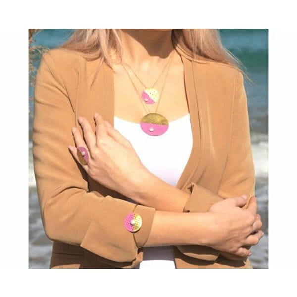 Μεγάλο μακρύ κολιέ με μαργαριτάρι και χρώμα - 12194, Ανακαλύψτε την τέλεια ισορροπία μεταξύ σύγχρονου design και κλασικής κομψότητας με αυτό το εντυπωσιακό μακρύ κολιέ με μαργαριτάρι. Σχεδιασμένο από την Ελληνίδα Σχεδιάστρια Κοσμημάτων Αικατερίνη Χαλκιαδάκη, το κόσμημα αυτό συνδυάζει harmoniously το ροζ χρώμα με το φυσικό λευκό της πέρλας, δημιουργώντας ένα statement piece που ξεχωρίζει.
Το χειροποίητο κολιέ κατασκευάζεται από ποιοτικό ορείχαλκο και διακοσμείται με γνήσια μαργαριτάρια, προσφέροντας μια μοντέρνα twist στο κλασικό pearl necklace. Η γεωμετρική του φόρμα με τις διακριτικές οπές δημιουργεί ένα παιχνίδι φωτός που προσδίδει κίνηση και δυναμισμό στο look σας. Το μακρύ του μήκος το καθιστά ιδανικό για layering ή ως standalone κομμάτι.
Ιδανικό για γυναίκες που αγαπούν τα εντυπωσιακά κοσμήματα, συνδυάζεται τέλεια με casual και επίσημα outfits. Η ροζ απόχρωση προσθέτει μια feminine πινελιά που κολακεύει κάθε τόνο δέρματος. Φυλάσσετε σε στεγνό μέρος και καθαρίζετε με μαλακό πανί. Αποφύγετε την επαφή με καλλυντικά και αρώματα.