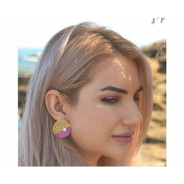 Σκουλαρίκια κρίκοι με μαργαριτάρια και χρώμα - 12152, Ανακαλύψτε τη μαγεία των χρωμάτων με αυτά τα εντυπωσιακά σκουλαρίκια κρίκοι που συνδυάζουν το ζεστό χρυσό με το παιχνιδιάρικο ροζ, σχεδιασμένα από την Ελληνίδα Σχεδιάστρια Κοσμημάτων Αικατερίνη Χαλκιαδάκη. Κάθε κομμάτι διακοσμείται με λεπτές τρύπες που δημιουργούν ένα μοντέρνο geometric pattern, ενώ οι φυσικές πέρλες προσθέτουν μια νότα κομψότητας.
Αυτά τα χειροποίητα σκουλαρίκια από ορείχαλκο αποτελούν την ιδανική επιλογή για γυναίκες που αγαπούν τα statement κοσμήματα με contemporary αισθητική. Ο συνδυασμός των ζωντανών χρωμάτων τα καθιστά τέλεια για καλοκαιρινά look, ενώ η κλασική φόρμα των κρίκων εξασφαλίζει διαχρονική απήχηση.
Το ασύμμετρο design με τους διχρωμικούς κρίκους δημιουργεί visual interest και προσθέτει μια πινελιά playful elegance στην εμφάνισή σας. Ιδανικά για καθημερινό styling αλλά και για ειδικές εξόδους που θέλετε να ξεχωρίσετε. Αποφύγετε την επαφή με νερό και αρώματα για να διατηρήσετε τη λάμψη τους.