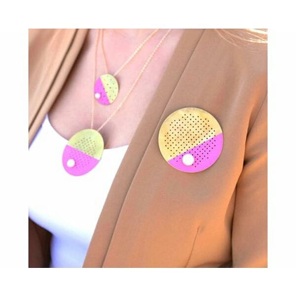 Μεγάλη εντυπωσιακή καρφίτσα με μαργαριτάρι και χρώμα - 12174, Αυτή η μεγάλη εντυπωσιακή καρφίτσα με μαργαριτάρι και χρώμα είναι το τέλειο statement αξεσουάρ για κάθε γυναίκα που θέλει να ξεχωρίσει. Σχεδιασμένη από την Ελληνίδα Σχεδιάστρια Κοσμημάτων Αικατερίνη Χαλκιαδάκη, συνδυάζει τη σύγχρονη αισθητική με την παραδοσιακή τεχνογνωσία.
Η χειροποίητη καρφίτσα διαθέτει ένα υπέροχο δίχρωμο σχέδιο σε χρυσό και ροζ τόνους, με περφορέ μοτίβο που δημιουργεί μοναδικά εφέ φωτός. Το φυσικό μαργαριτάρι στο κέντρο προσθέτει κομψότητα και λάμψη, ενώ ο ορείχαλκος εξασφαλίζει αντοχή και μακροζωία. Οι απαλοί καμπυλωτοί όγκοι της κατασκευής δημιουργούν μια τρισδιάστατη αίσθηση που τραβά τα βλέμματα.
Ιδανική για κοκτέιλ πάρτυ, επαγγελματικά events ή ειδικές περιστάσεις, αυτή η γυναικεία καρφίτσα μπορεί να στολίσει πέτο, φόρεμα, σακάκι ή ακόμα και τσάντα. Το μέγεθός της την καθιστά εντυπωσιακή χωρίς να είναι επιβλητική.