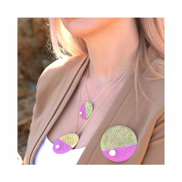 Μεγάλη εντυπωσιακή καρφίτσα με μαργαριτάρι και χρώμα - 12174, Αυτή η μεγάλη εντυπωσιακή καρφίτσα με μαργαριτάρι και χρώμα είναι το τέλειο statement αξεσουάρ για κάθε γυναίκα που θέλει να ξεχωρίσει. Σχεδιασμένη από την Ελληνίδα Σχεδιάστρια Κοσμημάτων Αικατερίνη Χαλκιαδάκη, συνδυάζει τη σύγχρονη αισθητική με την παραδοσιακή τεχνογνωσία.
Η χειροποίητη καρφίτσα διαθέτει ένα υπέροχο δίχρωμο σχέδιο σε χρυσό και ροζ τόνους, με περφορέ μοτίβο που δημιουργεί μοναδικά εφέ φωτός. Το φυσικό μαργαριτάρι στο κέντρο προσθέτει κομψότητα και λάμψη, ενώ ο ορείχαλκος εξασφαλίζει αντοχή και μακροζωία. Οι απαλοί καμπυλωτοί όγκοι της κατασκευής δημιουργούν μια τρισδιάστατη αίσθηση που τραβά τα βλέμματα.
Ιδανική για κοκτέιλ πάρτυ, επαγγελματικά events ή ειδικές περιστάσεις, αυτή η γυναικεία καρφίτσα μπορεί να στολίσει πέτο, φόρεμα, σακάκι ή ακόμα και τσάντα. Το μέγεθός της την καθιστά εντυπωσιακή χωρίς να είναι επιβλητική.