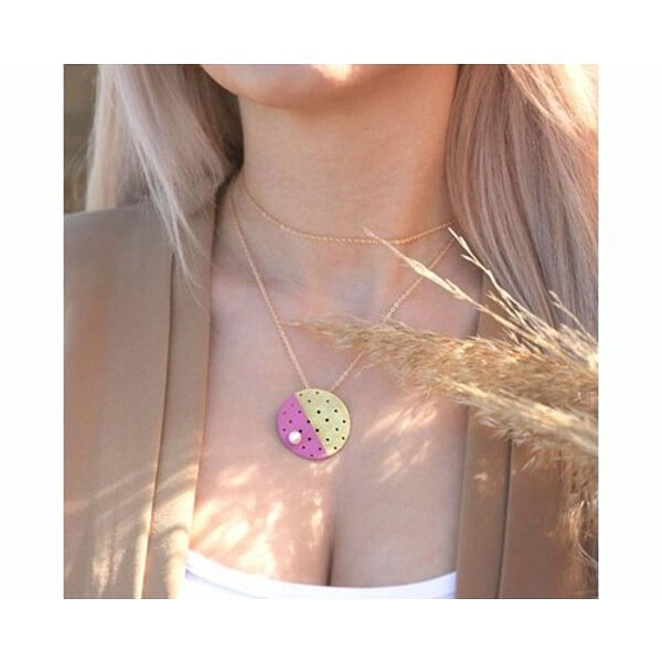 Γυναικείο κολιέ με μαργαριτάρι και χρώμα - 12164, Ανακαλύψτε τη μοντέρνα κομψότητα με αυτό το εκπληκτικό γυναικείο κολιέ με μαργαριτάρι που συνδυάζει την ροζ και χρυσαφί απόχρωση σε έναν γεωμετρικό σχεδιασμό. Σχεδιασμένο από την Ελληνίδα Σχεδιάστρια Κοσμημάτων Αικατερίνη Χαλκιαδάκη, αυτό το χειροποίητο κόσμημα αποτελεί την τέλεια επιλογή για τη σύγχρονη γυναίκα που αναζητά statement κοσμήματα με χαρακτήρα.
Το κολιέ διαθέτει κυκλικό μενταγιόν από ορείχαλκο με διχρωμία ροζ και χρυσό, διακοσμημένο με διακριτικές τρυπίτσες που δημιουργούν ένα μοντέρνο μοτίβο. Το φυσικό μαργαριτάρι προσθέτει την κομψότητα που χρειάζεται κάθε γυναικεία εμφάνιση, ενώ το λεπτό αλυσιδάκι συμπληρώνει ιδανικά τον μινιμαλιστικό σχεδιασμό.
Αυτό το ελληνικό κόσμημα είναι ιδανικό για καθημερινή χρήση αλλά και για ειδικές εμφανίσεις, προσφέροντας άπειρες δυνατότητες layering με άλλα κολιέ της συλλογής σας.