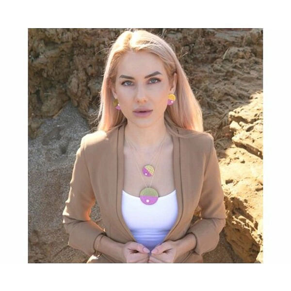 Γυναικείο κολιέ με μαργαριτάρι και χρώμα - 12164, Ανακαλύψτε τη μοντέρνα κομψότητα με αυτό το εκπληκτικό γυναικείο κολιέ με μαργαριτάρι που συνδυάζει την ροζ και χρυσαφί απόχρωση σε έναν γεωμετρικό σχεδιασμό. Σχεδιασμένο από την Ελληνίδα Σχεδιάστρια Κοσμημάτων Αικατερίνη Χαλκιαδάκη, αυτό το χειροποίητο κόσμημα αποτελεί την τέλεια επιλογή για τη σύγχρονη γυναίκα που αναζητά statement κοσμήματα με χαρακτήρα.
Το κολιέ διαθέτει κυκλικό μενταγιόν από ορείχαλκο με διχρωμία ροζ και χρυσό, διακοσμημένο με διακριτικές τρυπίτσες που δημιουργούν ένα μοντέρνο μοτίβο. Το φυσικό μαργαριτάρι προσθέτει την κομψότητα που χρειάζεται κάθε γυναικεία εμφάνιση, ενώ το λεπτό αλυσιδάκι συμπληρώνει ιδανικά τον μινιμαλιστικό σχεδιασμό.
Αυτό το ελληνικό κόσμημα είναι ιδανικό για καθημερινή χρήση αλλά και για ειδικές εμφανίσεις, προσφέροντας άπειρες δυνατότητες layering με άλλα κολιέ της συλλογής σας.