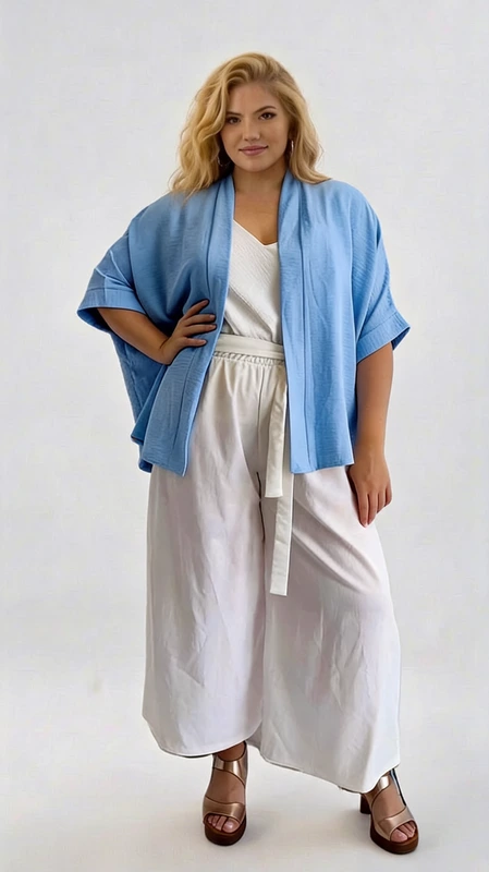 Κιμονό plus size γαλάζιο - KPS157 | Candiashop Boutique, Αυτό το κομψό κιμονό σε υπέροχο γαλάζιο χρώμα αποτελεί την ιδανική προσθήκη στη γκαρνταρόμπα σας για άνεση και στυλ. Με την φαρδιά, χαλαρή γραμμή του και τα κοντά μανίκια, προσφέρει μια αέρινη αίσθηση που κολακεύει κάθε σωματότυπο. Το απαλό υφασμάτινο τελείωμα στις άκρες προσθέτει μια διακριτική κομψότητα, ενώ το ανοιχτό στυλ του επιτρέπει πολλαπλούς συνδυασμούς. Φορέστε το πάνω από λευκά ρούχα όπως στην εικόνα για μια δροσερή καλοκαιρινή εμφάνιση ή συνδυάστε το με τζιν και μπλούζα για καθημερινές εξορμήσεις. Είναι εξίσου κατάλληλο για βόλτες στην παραλία ως κάλυμμα πάνω από το μαγιό σας ή για απογευματινούς καφέδες με φίλες. Το ελαφρύ ύφασμα εξασφαλίζει άνετη εφαρμογή, ενώ η γαλάζια απόχρωση ταιριάζει τέλεια με πολλά χρώματα. Ένα ευέλικτο κομμάτι που θα αναβαθμίσει κάθε εμφάνιση, προσφέροντας κομψότητα και στυλ σε κάθε περίσταση.