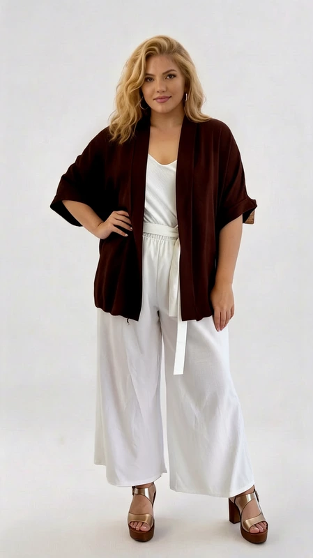 Κιμονό plus size καφέ - KPS163 | Candiashop Boutique, Αυτό το κομψό κιμονό σε πλούσιο καφέ σκούρο χρώμα (καστανό) αποτελεί την ιδανική προσθήκη στη γκαρνταρόμπα σας για άνεση και στυλ. Με φαρδιά μανίκια τύπου νυχτερίδας που φτάνουν μέχρι τον αγκώνα, προσφέρει μια χαλαρή και κολακευτική εφαρμογή για κάθε σωματότυπο. Το απλό, κομψό σχέδιο χωρίς κουμπιά ή ζώνη επιτρέπει να φορεθεί ανοιχτό, δημιουργώντας μια κομψή σιλουέτα που αναδεικνύει το υποκείμενο ντύσιμο. Ιδανικό για συνδυασμό με λευκά ρούχα όπως η λευκή μπλούζα και η φαρδιά λευκή παντελόνα που φαίνονται στην εικόνα. Το κιμονό είναι κατασκευασμένο από μαλακό, ρέον ύφασμα που χαρίζει άνεση και κίνηση. Φορέστε το στην καθημερινότητα, στο γραφείο, σε απογευματινούς καφέδες ή βραδινές εξόδους. Η ευέλικτη φύση του το καθιστά τέλειο για μεταβατικές εποχές, ενώ η κολακευτική γραμμή του το κάνει απαραίτητο κομμάτι για κάθε γυναίκα που αναζητά κομψότητα με άνεση σε μεγαλύτερα μεγέθη.