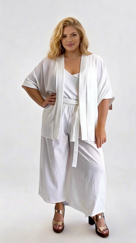 Κιμονό plus size λευκό - KPS156 | Candiashop Boutique, Αυτό το κομψό σετ κιμονό σε λευκό χρώμα αποτελεί την ιδανική επιλογή για άνετες αλλά στυλάτες εμφανίσεις. Το σύνολο περιλαμβάνει ένα φαρδύ κιμονό με κοντά μανίκια, μια αέρινη τοπ και φαρδύ παντελόνι, όλα σε απαλό λευκό χρώμα που αναδεικνύει τη θηλυκότητα με διακριτικό τρόπο. Η ελαφριά υφή του υφάσματος προσφέρει άνεση και δροσιά, ενώ η χαλαρή γραμμή κολακεύει κάθε σωματότυπο. Το κιμονό διαθέτει μια κομψή ζώνη στη μέση που μπορείτε να προσαρμόσετε ανάλογα με τις προτιμήσεις σας, προσφέροντας μια πιο θηλυκή σιλουέτα. Φορέστε αυτό το σύνολο στην παραλία πάνω από το μαγιό σας, σε καλοκαιρινές βραδινές εξόδους ή ακόμα και στο σπίτι για απόλυτη άνεση και στυλ. Συνδυάζεται τέλεια με μεταλλικά σανδάλια όπως φαίνεται στην εικόνα, αλλά και με κοσμήματα σε χρυσές αποχρώσεις για μια πιο εκλεπτυσμένη εμφάνιση. Ιδανικό για plus size σιλουέτες, αυτό το σύνολο συνδυάζει την κομψότητα με την άνεση για κάθε περίσταση.