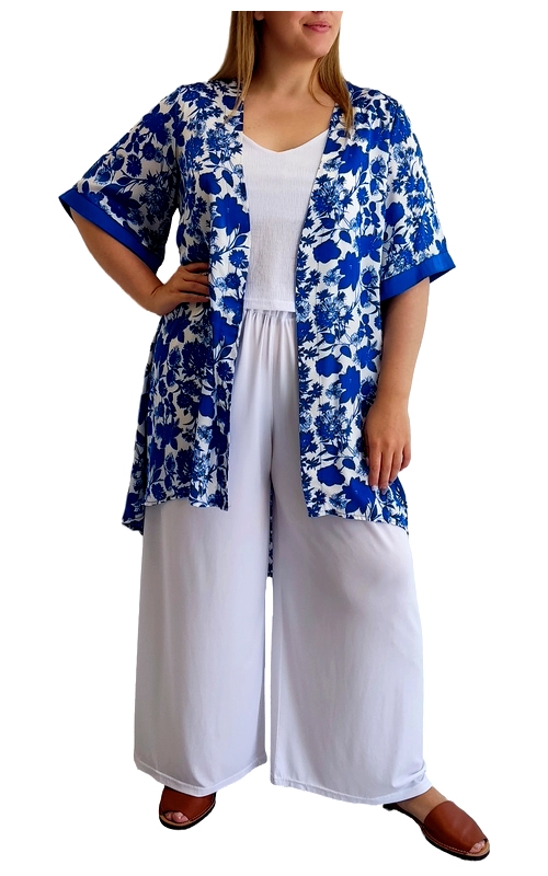 Αναδείξτε το καλοκαιρινό σας στυλ με αυτό το εντυπωσιακό κιμονό σε μεγάλα μεγέθη, που συνδυάζει κομψότητα και άνεση. Το έντονο βασιλικό μπλε μοτίβο με λουλούδια σε λευκό φόντο δημιουργεί μια εξαιρετική αντίθεση που τραβάει αμέσως τα βλέμματα. Τα φαρδιά μανίκια τριών τετάρτων με το μπλε τελείωμα προσφέρουν ένα κομψό στοιχείο στο σύνολο, ενώ η χαλαρή γραμμή του εξασφαλίζει άνετη εφαρμογή σε κάθε σωματότυπο. Φορέστε το πάνω από λευκά ρούχα όπως φαίνεται στην εικόνα για μια δροσερή καλοκαιρινή εμφάνιση, ή συνδυάστε το με τζιν και μπλούζα για καθημερινές εξορμήσεις. Είναι ιδανικό για παραλία ως κάλυμμα μαγιό, αλλά και για απογευματινούς καφέδες ή βραδινές βόλτες. Το ελαφρύ ύφασμα και η ρέουσα υφή του προσφέρουν δροσιά τις ζεστές μέρες, ενώ η ανοιχτή γραμμή μπροστά επιτρέπει πολλαπλούς συνδυασμούς. Ένα must\u002Dhave κομμάτι για το καλοκαιρινό σας ντουλάπα που θα απογειώσει κάθε σας εμφάνιση.