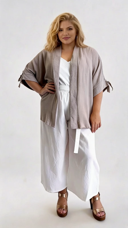 Κιμονό plus size σκούρο γκρι - KPS165 | Candiashop Boutique, Αυτό το κομψό κιμονό plus size σε απαλό μπεζ-γκρι (γκρι της πούδρας) αποτελεί την ιδανική προσθήκη στη γκαρνταρόμπα σας για άνεση και στυλ. Με φαρδιά, χαλαρή γραμμή και μανίκια 3/4, προσφέρει μια αέρινη αίσθηση που κολακεύει κάθε σωματότυπο. Το ελαφρύ, αναπνεύσιμο ύφασμα είναι ιδανικό για τις ζεστές καλοκαιρινές ημέρες αλλά και για τις δροσερές βραδιές της άνοιξης και του φθινοπώρου. Μπορεί να φορεθεί άψογα πάνω από λευκά ρούχα όπως φαίνεται στην εικόνα, δημιουργώντας μια κομψή αντίθεση, αλλά συνδυάζεται εξίσου όμορφα με τζιν, φορέματα ή παντελόνες σε ουδέτερα χρώματα. Το απλό, διαχρονικό σχέδιό του χωρίς κουμπιά ή άλλα κλεισίματα επιτρέπει εύκολο φόρεμα και άνετη εφαρμογή. Ιδανικό για καθημερινές εξόδους, χαλαρές βόλτες στην παραλία ή ακόμα και για ένα ανεπίσημο επαγγελματικό περιβάλλον. Αυτό το πολυμορφικό κιμονό θα γίνει γρήγορα το αγαπημένο σας κομμάτι για στιλάτες εμφανίσεις με μηδενική προσπάθεια.