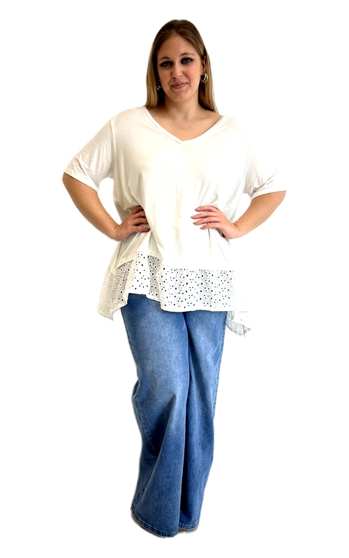 Μια υπέροχη κοντομάνικη μπλούζα σε κρεμ λευκό χρώμα που συνδυάζει άνεση και στυλ με έναν μοναδικό τρόπο. Το σχέδιό της χαρακτηρίζεται από μια χαλαρή, oversized εφαρμογή με V\u002Dλαιμόκοψη που κολακεύει κάθε σιλουέτα, ενώ το ιδιαίτερο στοιχείο που την κάνει να ξεχωρίζει είναι το διακοσμητικό τελείωμα από δαντέλα broderie anglaise στο κάτω μέρος της. Η ασύμμετρη κοπή της, με το μπροστινό μέρος να είναι πιο κοντό και το πίσω να επεκτείνεται χαρητευτικά, δημιουργεί ένα κομψό και σύγχρονο αποτέλεσμα. Η διάτρητη δαντέλα στο τελείωμα προσθέτει μια ρομαντική, θηλυκή πινελιά που αναβαθμίζει το σύνολο. Ιδανική για casual καθημερινές εμφανίσεις, μπορεί να συνδυαστεί τέλεια με φαρδιά τζιν παντελόνια σε γαλάζιο χρώμα, όπως φαίνεται στη φωτογραφία, αλλά και με λευκά ή μπεζ παντελόνια για μια πιο αέρινη εμφάνιση. Κατάλληλη για βόλτες, καφέ με φίλες ή ακόμα και για ημερήσιες εξόδους, αυτή η μπλούζα είναι η ιδανική επιλογή για κάθε γυναίκα που αναζητά άνεση χωρίς να θυσιάζει το στυλ της.