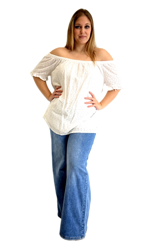 Ανακαλύψτε τη γοητεία της θηλυκότητας με αυτή την υπέροχη κοντομάνικη μπλούζα plus size σε λευκό χρώμα, που συνδυάζει ρομαντικό στυλ με άνεση. Το εντυπωσιακό ντεκολτέ off\u002Dshoulder δημιουργεί μια κομψή και αισθησιακή γραμμή, αναδεικνύοντας τους ώμους με χάρη. Το ύφασμα διακοσμείται με繡 λεπτό σχέδιο broderie anglaise, που προσδίδει αέρινη και ρομαντική διάσταση στη συνολική εμφάνιση. Η ελαστική λαιμόκοψη εξασφαλίζει τέλεια εφαρμογή και άνεση, ενώ τα φουσκωτά μανίκια με ελαφρά σούρα στο τελείωμα προσθέτουν έναν playful και μοντέρνο χαρακτήρα. Η γραμμή της μπλούζας είναι χαλαρή και ρέουσα, ιδανική για curvy σιλουέτες, προσφέροντας ελευθερία κινήσεων χωρίς να θυσιάζει το στυλ. Μπορεί να φορεθεί με τζιν παντελόνι σε γαλάζιο χρώμα για casual καθημερινή εμφάνιση, αλλά και με λευκή ή μπεζ παντελόνα για πιο επίσημες περιστάσεις. Ιδανική επιλογή για καλοκαιρινές βόλτες, καφέ με φίλες ή χαλαρές εξόδους, αυτή η μπλούζα είναι must\u002Dhave κομμάτι της γκαρνταρόμπας σας.