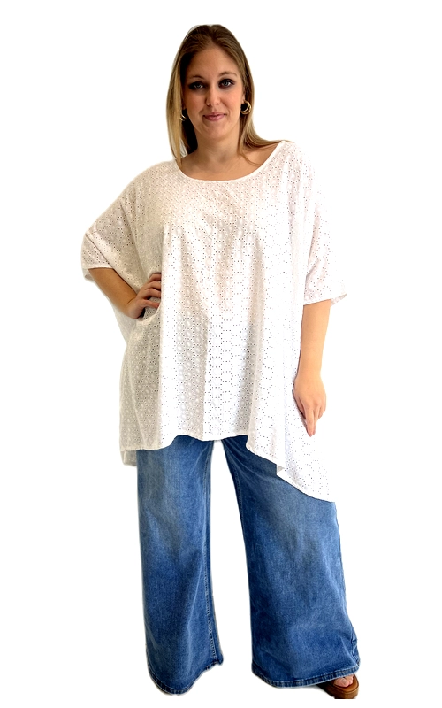 Η κοντομάνικη μπλούζα αυτή σε λευκό χρώμα είναι η ιδανική επιλογή για τη σύγχρονη γυναίκα που αναζητά στυλ και άνεση σε μεγάλα μεγέθη. Το υφαντό της ύφασμα διακοσμείται με εκλεπτυσμένο διάτρητο μοτίβο που δημιουργεί έναν αέρινο, ρομαντικό χαρακτήρα, ιδανικό για ζεστές μέρες. Η φαρδιά, oversized εφαρμογή της χαρίζει άψογη ελευθερία κινήσεων, ενώ το στρογγυλό ντεκολτέ και τα κοντά μανίκια με ανασηκωμένο τελείωμα προσδίδουν έναν ανάλαφρο, καθημερινό τόνο. Το ασύμμετρο τελείωμα στο κάτω μέρος της μπλούζας προσθέτει μια ιδιαίτερη πινελιά στυλ που ξεχωρίζει. Μπορεί να συνδυαστεί εύκολα με φαρδύ τζιν παντελόνι σε μπλε ντένιμ απόχρωση, όπως φαίνεται στην εικόνα, αλλά και με κολάν, σορτς ή φούστα για διαφορετικά looks. Κατάλληλη για καθημερινές εξόδους, καφέ με φίλες, ή ακόμα και για χαλαρές καλοκαιρινές βόλτες. Μια διαχρονική επιλογή που συνδυάζει κομψότητα και άνεση.