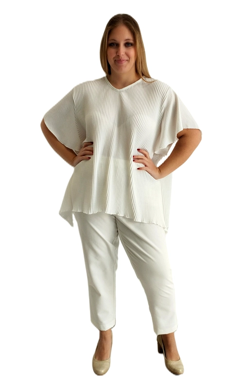 Κομψή κοντομάνικη μπλούζα σε υπέροχο κρεμ\u002Dεκρού χρώμα, ιδανική για γυναίκες plus size που αναζητούν στυλ και άνεση σε ένα. Το εντυπωσιακό πλισέ σχέδιο που διατρέχει κάθετα όλη την μπροστινή επιφάνεια της μπλούζας δίνει μια ιδιαίτερη αίσθηση κίνησης και κομψότητας, ενώ παράλληλα λεπταίνει οπτικά τη σιλουέτα. Η γραμμή V στο ντεκολτέ προσθέτει θηλυκότητα, ενώ τα φαρδιά κοντά μανίκια τύπου νυχτερίδα εξασφαλίζουν άνετη εφαρμογή και ελευθερία κινήσεων. Το ασύμμετρο μήκος, με την πλάτη να πέφτει χαμηλότερα από το μπροστινό μέρος, προσδίδει έναν μοντέρνο και δυναμικό χαρακτήρα. Μπορεί να φορεθεί με λευκό παντελόνι για ένα ολοκληρωμένο monochrome σύνολο, όπως φαίνεται στη φωτογραφία, αλλά και με τζιν ή κλος φούστα για πιο casual εμφανίσεις. Κατάλληλη για επαγγελματικές συναντήσεις, καθημερινές εξόδους ή ακόμα και για επίσημες περιστάσεις.