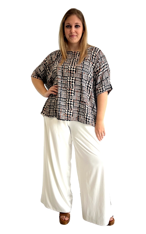 Μια εντυπωσιακή κοντομάνικη μπλούζα που συνδυάζει στυλ και άνεση, ιδανική για γυναίκες plus size που αγαπούν τη μόδα χωρίς συμβιβασμούς. Το μοτίβο της αποτελείται από ένα εκλεπτυσμένο καρό σχέδιο σε αποχρώσεις μαύρου, καφέ, μπεζ και ροζ\u002Dσομόν, που της δίνει έναν ιδιαίτερα κομψό χαρακτήρα. Η γραμμή της είναι φαρδιά και ελεύθερη, με κοντό μανίκι που αγκαλιάζει άνετα το σώμα χωρίς να το περιορίζει. Ο στρογγυλός λαιμός και η ελαφρώς πιο μακριά πλάτη προσθέτουν επιπλέον χάρη στο σχεδιασμό της. Το ύφασμά της φαίνεται ελαφρύ και αναπνέον, κατάλληλο για τις ζεστές εποχές. Μπορεί να φορεθεί με λευκό παντελόνι καμπάνα για ένα κομψό casual look, αλλά και με τζιν ή σορτς για πιο άνετες εμφανίσεις. Είναι ιδανική για καθημερινές βόλτες, επισκέψεις, ή ακόμα και για επαγγελματικά casual περιβάλλοντα. Μια must\u002Dhave επιλογή για κάθε γυναίκα που θέλει να εκφράσει την προσωπικότητά της με αυτοπεποίθηση και στυλ.