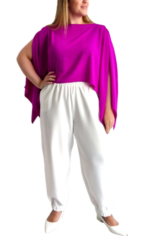 Αυτό το εντυπωσιακό σύνολο συνδυάζει μια φαρδιά μπλούζα σε έντονο φούξια χρώμα με άνετο λευκό παντελόνι, δημιουργώντας μια κομψή αντίθεση που τραβάει τα βλέμματα. Η μπλούζα διαθέτει ιδιαίτερο σχεδιασμό τύπου πόντσο με ανοίγματα στα μανίκια που προσφέρουν αέρινη αίσθηση και ελευθερία κινήσεων. Το φαρδύ στυλ της επιτρέπει άνετη εφαρμογή που κολακεύει κάθε σωματότυπο. Το λευκό παντελόνι με το ελαστικό λάστιχο στη μέση και τους αστραγάλους συμπληρώνει τέλεια το σύνολο, προσφέροντας άνεση και κομψότητα. Ιδανικό για καλοκαιρινές βραδινές εξόδους, επαγγελματικές συναντήσεις ή ειδικές περιστάσεις. Μπορεί να συνδυαστεί με λευκά παπούτσια όπως στη φωτογραφία για μια ολοκληρωμένη εμφάνιση, ή με ψηλοτάκουνα σανδάλια για πιο επίσημες περιστάσεις. Η ποιότητα του υφάσματος εξασφαλίζει άνετη εφαρμογή και διαχρονική κομψότητα, ενώ η έντονη χρωματική αντίθεση χαρίζει μια μοντέρνα πινελιά στην καθημερινή σας γκαρνταρόμπα.
