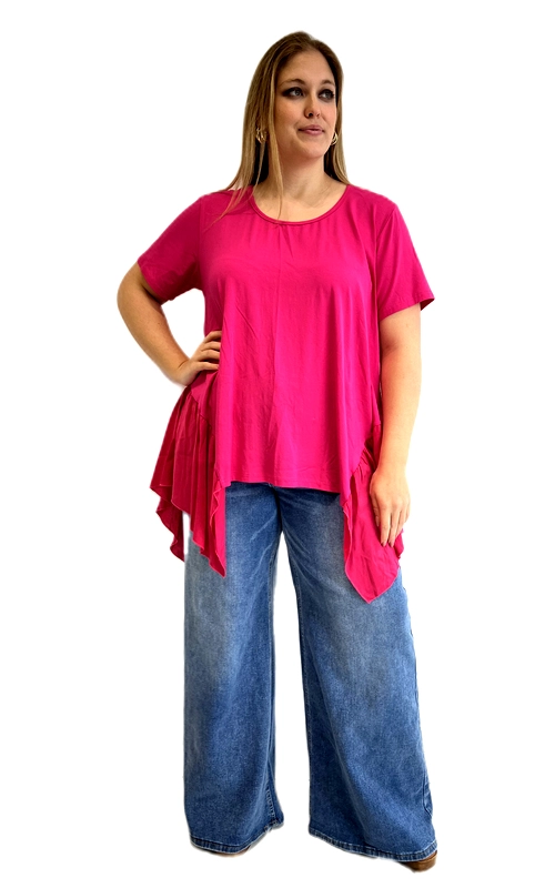 Ανακαλύψτε αυτή την εντυπωσιακή κοντομάνικη μπλούζα σε ζωηρό φούξια χρώμα, που αποπνέει θηλυκότητα και στυλ. Σχεδιασμένη ειδικά για plus size σιλουέτες, προσφέρει άνεση χωρίς να θυσιάζει την αισθητική. Το ασύμμετρο τελείωμα στο κάτω μέρος αποτελεί το πιο ιδιαίτερο χαρακτηριστικό της, με τις ρέουσες γωνιές που δημιουργούν μια δυναμική και μοντέρνα εμφάνιση. Η φαρδιά γραμμή της εφαρμογής εξασφαλίζει ελευθερία κινήσεων, ενώ η στρογγυλή λαιμόκοψη και τα κοντά μανίκια την καθιστούν ιδανική για καθημερινή χρήση. Το μονόχρωμο σχέδιο σε έντονο φούξια αναδεικνύει τη φιγούρα και χαρίζει φρεσκάδα στο σύνολο. Μπορεί να φορεθεί με φαρδιά τζιν παντελόνια σε μπλε denim, όπως φαίνεται στην εικόνα, αλλά και με κολάν ή στενό παντελόνι για μια πιο chic εμφάνιση. Ιδανική για βόλτες, καφέ με φίλες ή casual εξόδους, αυτή η μπλούζα είναι must\u002Dhave κομμάτι για κάθε γυναικεία γκαρνταρόμπα.