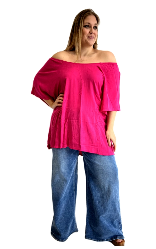 Ανακαλύψτε τη γοητεία και την άνεση με αυτή την εντυπωσιακή κοντομάνικη μπλούζα σε ζωηρό φούξια χρώμα, ιδανική για γυναίκες plus size που αγαπούν το στυλ χωρίς συμβιβασμούς. Το off\u002Dshoulder σχέδιό της αποκαλύπτει κομψά τους ώμους, δημιουργώντας ένα θηλυκό και ελκυστικό αποτέλεσμα. Η φαρδιά, ρέουσα γραμμή της προσφέρει άριστη εφαρμογή και άνεση, ενώ το ελαφρώς φαρδύτερο κάτω τμήμα της δίνει μια αέρινη, bohemian αίσθηση. Τα κοντά μανίκια με την ευρύχωρη κοπή συμπληρώνουν τέλεια το σύνολο, κάνοντάς την ιδανική για ζεστές μέρες. Μπορεί να συνδυαστεί υπέροχα με φαρδύ τζιν παντελόνι σε μπλε denim απόχρωση, όπως φαίνεται στην εικόνα, αλλά και με λευκό παντελόνι ή φούστα για πιο επίσημες εμφανίσεις. Κατάλληλη για καθημερινές βόλτες, καλοκαιρινές εξόδους ή ακόμα και για χαλαρές συναντήσεις με φίλους. Το έντονο φούξια χρώμα εγγυάται ότι θα τραβήξετε όλα τα βλέμματα!