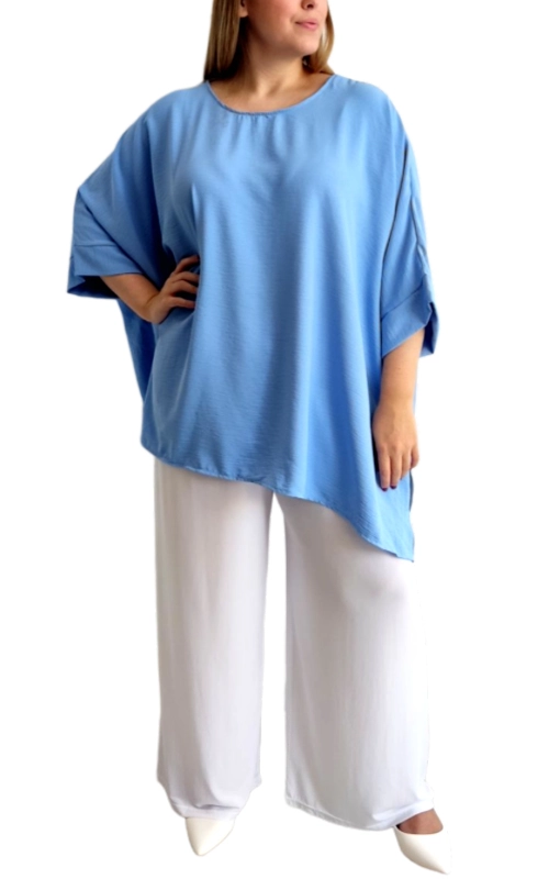 Αυτή η εντυπωσιακή γυναικεία μπλούζα σε απαλό γαλάζιο χρώμα αποτελεί την ιδανική επιλογή για άνετες αλλά κομψές εμφανίσεις. Με την oversized σχεδίασή της και τα φαρδιά μανίκια τύπου νυχτερίδας που πέφτουν χαλαρά στους αγκώνες, χαρίζει μια αίσθηση αέρινης κομψότητας. Η ασύμμετρη γραμμή στο τελείωμά της προσδίδει ένα μοντέρνο στοιχείο που κολακεύει κάθε σωματότυπο. Κατασκευασμένη από ελαφρύ, ρέον ύφασμα που αγκαλιάζει το σώμα με άνεση, είναι ιδανική για τις ζεστές καλοκαιρινές ημέρες. Συνδυάζεται τέλεια με λευκά παντελόνια όπως στην εικόνα, αλλά και με τζιν, φούστες ή σορτς για καθημερινές εμφανίσεις. Η στρογγυλή λαιμόκοψη και το χαλαρό στυλ την καθιστούν κατάλληλη τόσο για την εργασία όσο και για απογευματινές εξόδους. Η μπλούζα διαθέτει επίσης εξαιρετική ευελιξία στο στυλιζάρισμα – φορέστε την με κοσμήματα για μια πιο επίσημη εμφάνιση ή απλά με ένα ζευγάρι σανδάλια για μια χαλαρή καλοκαιρινή βόλτα. Η άνετη εφαρμογή της την καθιστά ιδανική επιλογή για όλες τις περιστάσεις.