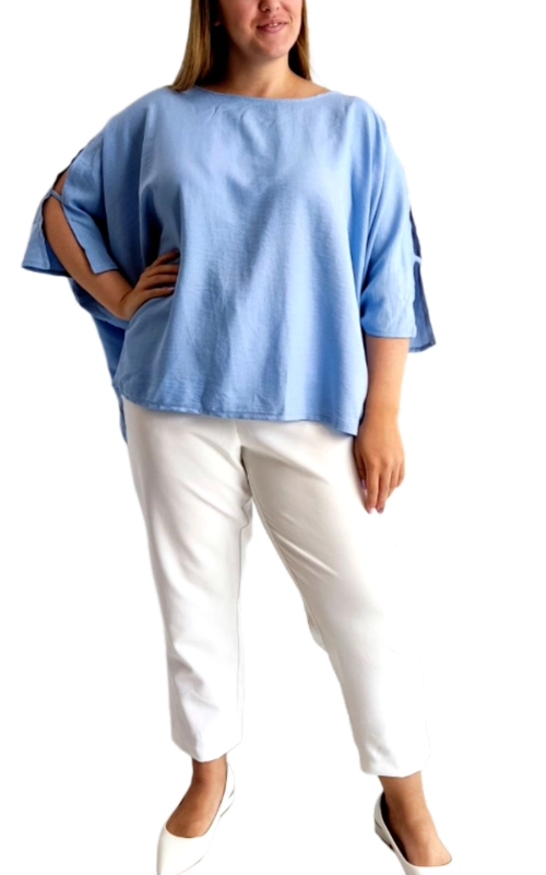 Αυτή η κομψή μπλούζα σε απαλό γαλάζιο χρώμα αποτελεί την ιδανική προσθήκη στη καλοκαιρινή σας γκαρνταρόμπα. Με φαρδιά γραμμή και χαλαρή εφαρμογή, προσφέρει άνεση και στυλ για όλες τις ώρες της ημέρας. Το ιδιαίτερο χαρακτηριστικό της είναι τα φαρδιά μανίκια με ανοίγματα στους βραχίονες, προσδίδοντας μια μοντέρνα πινελιά στο απλό σχέδιο. Κατασκευασμένη από ελαφρύ, αέρινο ύφασμα που επιτρέπει στο δέρμα να αναπνέει, είναι ιδανική για τις ζεστές καλοκαιρινές μέρες. Συνδυάζεται τέλεια με λευκά παντελόνια όπως στην εικόνα, αλλά και με τζιν, φούστες ή σορτς για πιο casual εμφανίσεις. Κατάλληλη τόσο για την καθημερινότητα όσο και για βραδινές εξόδους στην παραλία ή για ένα χαλαρό δείπνο. Η λαιμόκοψη τύπου καρέ και η ασύμμετρη γραμμή στο τελείωμα προσθέτουν κομψότητα, καθιστώντας την μπλούζα ένα ευέλικτο κομμάτι που μπορεί να αναβαθμίσει οποιοδήποτε σύνολο με την απλή κομψότητά της.