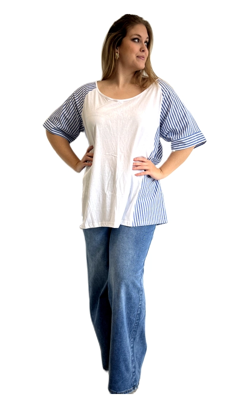 Μια μπλούζα που συνδυάζει άνεση και στυλ με έναν μοναδικό τρόπο! Το μπροστινό και πίσω μέρος της είναι σε λευκό χρώμα από απαλό ύφασμα, ενώ τα μανίκια και οι πλαϊνές ενώσεις διακοσμούνται με κλασικές ριγέ λωρίδες σε γαλάζιο και λευκό χρώμα, δημιουργώντας ένα εντυπωσιακό δίχρωμο αποτέλεσμα. Η γραμμή της είναι φαρδιά και ελεύθερη, εξασφαλίζοντας άριστη εφαρμογή για plus size σιλουέτες, ενώ το στρογγυλό ντεκολτέ προσθέτει μια θηλυκή πινελιά. Τα μανίκια με το ελαφρώς φαρδύ τελείωμα δίνουν έναν αέρινο και μοντέρνο χαρακτήρα στο σύνολο. Ιδανική για καθημερινές εξόδους, επισκέψεις ή χαλαρές συναντήσεις με φίλους, μπορεί να συνδυαστεί τέλεια με τζιν παντελόνι σε γαλάζιο χρώμα, όπως φαίνεται στη φωτογραφία, αλλά και με λευκό ή μπεζ παντελόνι για ένα πιο φρέσκο look. Ένα must\u002Dhave κομμάτι για το καλοκαιρινό γκαρνταρόμπα κάθε γυναίκας που αγαπά τον συνδυασμό άνεσης και κομψότητας!