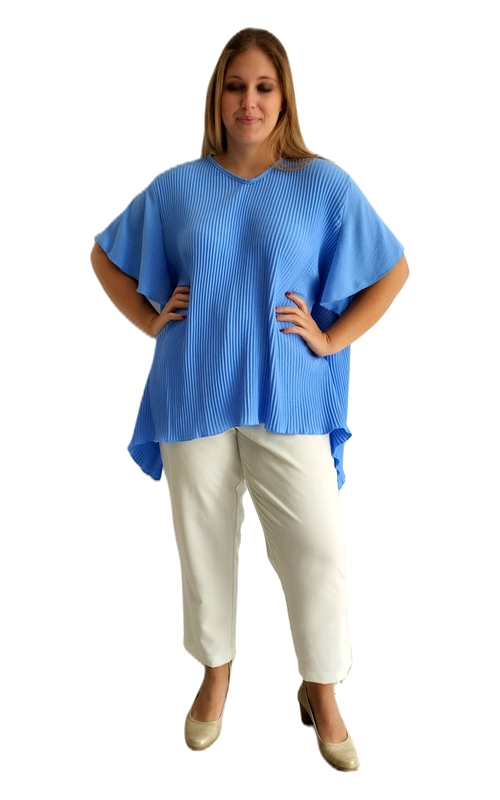 Η κομψή αυτή κοντομάνικη μπλούζα σε γαλάζιο χρώμα αποτελεί την ιδανική επιλογή για τη σύγχρονη γυναίκα plus size που αναζητά στυλ και άνεση. Το εντυπωσιακό πλισέ ύφασμά της δημιουργεί μια ιδιαίτερη υφή που προσθέτει κίνηση και χάρη στη σιλουέτα, ενώ η ασύμμετρη κοπή στο τελείωμα προσφέρει έναν μοντέρνο και δυναμικό χαρακτήρα. Ο λαιμός σε σχήμα V είναι κολακευτικός και επιμηκύνει οπτικά τη γραμμή του σώματος, ενώ τα φαρδιά μανίκια τύπου πεταλούδα προσθέτουν μια αέρινη, ρομαντική αίσθηση. Η άνετη, oversize εφαρμογή της εξασφαλίζει ελευθερία κινήσεων καθ\u0027 όλη τη διάρκεια της ημέρας. Μπορεί να φορεθεί με λευκό παντελόνι για ένα κομψό καθημερινό look, ή να συνδυαστεί με τζιν και σανδάλια για μια πιο χαλαρή εμφάνιση. Κατάλληλη για καθημερινές εξόδους, επαγγελματικά γεύματα ή καλοκαιρινές εκδηλώσεις, η μπλούζα αυτή είναι ένα must\u002Dhave κομμάτι για κάθε γυναικεία γκαρνταρόμπα.