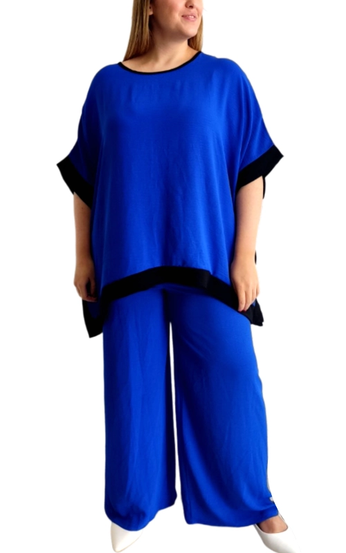 Αυτό το κομψό σετ σε έντονο βασιλικό μπλε χρώμα συνδυάζει άνεση και στυλ για κάθε περίσταση. Η φαρδιά μπλούζα τύπου πόντσο διαθέτει ελεύθερη γραμμή με φαρδιά μανίκια και χαρακτηριστικό μαύρο τελείωμα που δημιουργεί όμορφη αντίθεση στο λαιμό και στο κάτω μέρος. Συνδυάζεται με την αντίστοιχη φαρδιά παντελόνα σε ίδια απόχρωση, προσφέροντας μια εντυπωσιακή εμφάνιση από την κορυφή ως τα νύχια. Το υλικό φαίνεται απαλό και ρέον, ιδανικό για άνετη εφαρμογή σε κάθε σωματότυπο, χαρίζοντας κομψότητα και ελευθερία κινήσεων. Μπορεί να φορεθεί σε καθημερινές εξόδους, για απογευματινούς καφέδες, αλλά και σε πιο επίσημες περιστάσεις όταν συνδυαστεί με τα κατάλληλα αξεσουάρ. Ολοκληρώστε το λουκ με λευκά παπούτσια για μια φρέσκια εμφάνιση ή με κοσμήματα σε ασημί τόνους για πιο βραδινές εξόδους. Ένα πολυμορφικό σύνολο που θα γίνει το αγαπημένο σας κομμάτι για όλες τις εποχές.