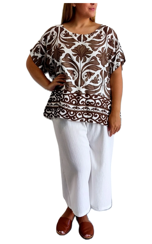 Αυτή η κομψή μπλούζα σε καφέ και λευκό συνδυασμό αποτελεί την ιδανική επιλογή για το καλοκαιρινό σας γκαρνταρόμπα. Το εντυπωσιακό φλοράλ μοτίβο με τα καφέ σχέδια σε λευκό φόντο δημιουργεί μια κομψή αντίθεση, ενώ το διακοσμητικό μπορντούρα στο κάτω μέρος προσθέτει ιδιαίτερο χαρακτήρα. Με φαρδιά γραμμή και χαλαρή εφαρμογή, η μπλούζα κολακεύει κάθε σωματότυπο, χαρίζοντας άνεση και στυλ. Τα κοντά μανίκια τύπου νυχτερίδα προσφέρουν ελευθερία κινήσεων, ενώ η λαιμόκοψη σχήματος V αναδεικνύει τον λαιμό με κομψότητα. Κατασκευασμένη από ελαφρύ, αεράτο ύφασμα που αγκαλιάζει απαλά το σώμα χωρίς να το περιορίζει. Συνδυάστε την με λευκό παντελόνι όπως στην εικόνα για καθημερινές εμφανίσεις ή με τζιν για πιο casual look. Ιδανική για καλοκαιρινές βόλτες, απογευματινούς καφέδες ή ακόμα και για το γραφείο σε πιο χαλαρά περιβάλλοντα. Διαθέσιμη σε μεγέθη plus size για άψογη εφαρμογή σε κάθε σιλουέτα.