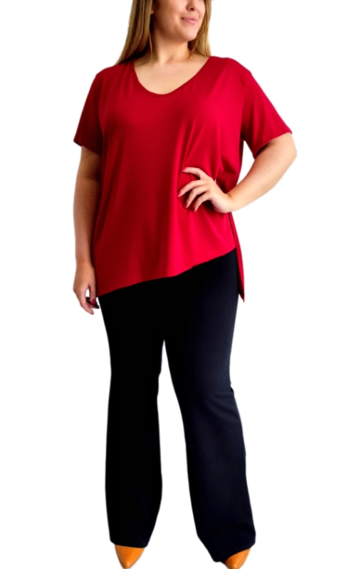 Αυτή η κομψή μπλούζα σε έντονο κόκκινο χρώμα αποτελεί ιδανική επιλογή για το καθημερινό σας ντύσιμο. Με λαιμόκοψη σε σχήμα V και άνετα κοντά μανίκια, προσφέρει κολακευτική εφαρμογή που αναδεικνύει τη σιλουέτα. Το ασύμμετρο τελείωμα στο κάτω μέρος της μπλούζας προσθέτει μια μοντέρνα πινελιά, ενώ το μαλακό, ελαστικό ύφασμα εξασφαλίζει άνεση καθ\u0027 όλη τη διάρκεια της ημέρας. Συνδυάστε την εύκολα με μαύρο παντελόνι για ένα κομψό καθημερινό σύνολο ή με τζιν για πιο χαλαρές εξόδους. Η ζωηρή απόχρωση του κόκκινου τονίζει την επιδερμίδα και προσθέτει ζωντάνια σε κάθε εμφάνιση. Είναι σχεδιασμένη ειδικά για να κολακεύει διαφορετικούς σωματότυπους, προσφέροντας άνεση και στυλ χωρίς συμβιβασμούς. Ιδανική για το γραφείο, για καθημερινές βόλτες ή για απογευματινούς καφέδες, αυτή η μπλούζα θα γίνει αγαπημένο κομμάτι της γκαρνταρόμπας σας.