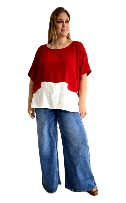 Ανακαλύψτε αυτή την εντυπωσιακή κοντομάνικη μπλούζα που συνδυάζει στυλ και άνεση σε ένα μοναδικό σχέδιο. Η μπλούζα διαθέτει έντονο χρωματικό δίτονο συνδυασμό, με το επάνω τμήμα σε βαθύ κόκκινο χρώμα και το κάτω μέρος σε κρεμ\u002Dλευκό, δημιουργώντας ένα μοντέρνο και δυναμικό αποτέλεσμα. Η ευρύχωρη, oversized γραμμή της εξασφαλίζει τέλεια εφαρμογή για plus size σιλουέτες, προσφέροντας ελευθερία κινήσεων χωρίς να θυσιάζει την κομψότητα. Το στρογγυλό ντεκολτέ και τα κοντά μανίκια με φαρδιά πτώση προσδίδουν έναν αέρινο και καλοκαιρινό χαρακτήρα, ενώ το ασύμμετρο κόψιμο στο κάτω μέρος προσθέτει ιδιαίτερο ενδιαφέρον στο σύνολο. Μπορεί να φορεθεί με φαρδιά τζιν παντελόνια σε μπλε denim, όπως φαίνεται στη φωτογραφία, αλλά και με λευκά ή μαύρα παντελόνια για διαφορετικά looks. Ιδανική επιλογή για καθημερινές εξόδους, καφέ με φίλους ή ανάλαφρες καλοκαιρινές εμφανίσεις που θέλετε να ξεχωρίζετε.