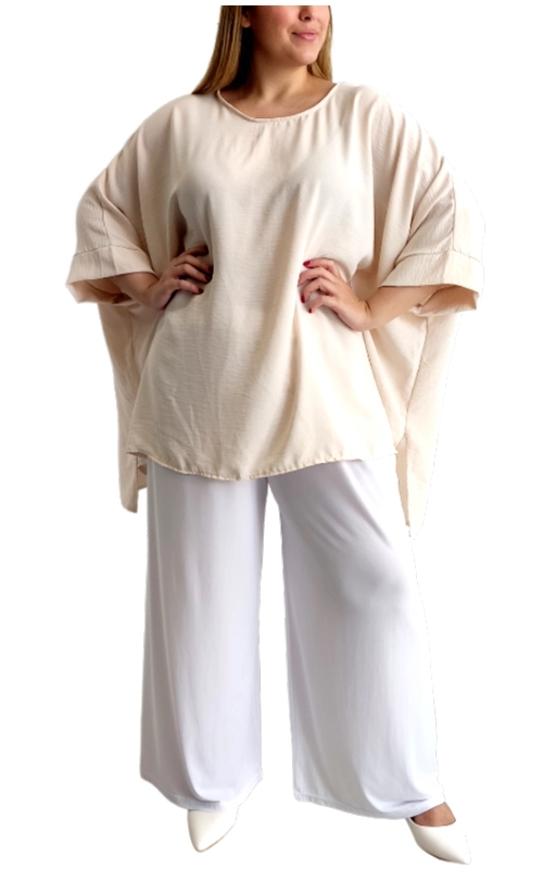 Αυτή η κομψή μπλούζα σε απαλό εκρού χρώμα αποτελεί την ιδανική προσθήκη στη καλοκαιρινή σας γκαρνταρόμπα. Με φαρδιά, άνετη γραμμή τύπου poncho και χαλαρά μανίκια που προσφέρουν αέρινη αίσθηση, χαρίζει στιλ και άνεση σε κάθε σας εμφάνιση. Το απλό, διαχρονικό σχέδιο με τη στρογγυλή λαιμόκοψη την καθιστά εύκολη στο συνδυασμό, ενώ η ελαφριά, αναπνεύσιμη υφή του υφάσματος είναι ιδανική για τις ζεστές μέρες. Συνδυάζεται τέλεια με λευκές φαρδιές παντελόνες όπως στην εικόνα, αλλά και με τζιν, σορτς ή φούστες για καθημερινές εμφανίσεις ή απογευματινές εξόδους. Τα φαρδιά μανίκια με τις διακριτικές λεπτομέρειες στο τελείωμα προσθέτουν έναν αέρα κομψότητας, ενώ η ασύμμετρη γραμμή στο κάτω μέρος δημιουργεί ένα κολακευτικό περίγραμμα που ταιριάζει σε κάθε σωματότυπο. Ιδανική για παραλιακούς περιπάτους, καλοκαιρινά απογευματινά στην πόλη ή χαλαρές βραδινές εξόδους.