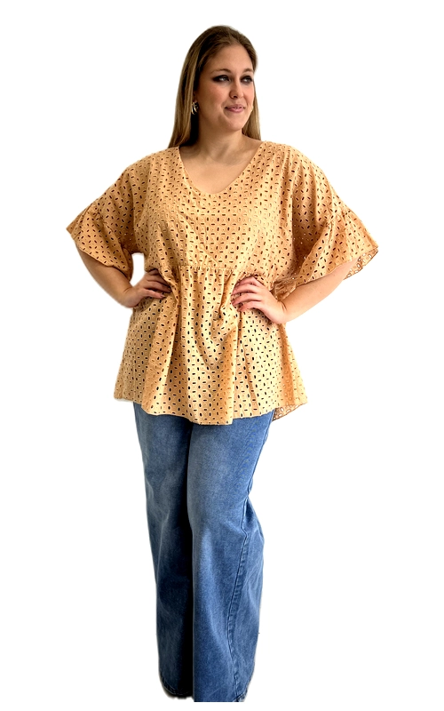 Ανακαλύψτε αυτή την υπέροχη κοντομάνικη μπλούζα σε ζεστό χρώμα ροδακινί, που συνδυάζει στυλ και άνεση για κάθε γυναίκα plus size. Το εντυπωσιακό διάτρητο σχέδιο broderie anglaise δημιουργεί μια αέρινη, ρομαντική αισθητική, ενώ προσθέτει ενδιαφέρον και υφή στο σύνολό σας. Η μπλούζα διαθέτει φαρδιά, βολάν μανίκια που κολακεύουν το χέρι και χαρίζουν κομψό, bohemian ύφος. Ο λαιμός σε σχήμα V είναι κομψός και γυναικείος, ενώ η σούρα στη μέση δημιουργεί ένα flattering peplum σιλουέτ που τονίζει τις καμπύλες με χάρη. Η φαρδιά γραμμή στο κάτω μέρος εξασφαλίζει άνεση καθ\u0027 όλη τη διάρκεια της ημέρας. Μπορεί να φορεθεί με τζιν παντελόνι σε γαλάζιο χρώμα για ένα casual, καθημερινό look, αλλά και με λευκή λινή παντελόνα για πιο αναπαυτικό καλοκαιρινό σύνολο. Ιδανική για βόλτες, καλοκαιρινές εκδρομές ή χαλαρές συναντήσεις με φίλες, αυτή η μπλούζα είναι must\u002Dhave κομμάτι για τη γκαρνταρόμπα σας.