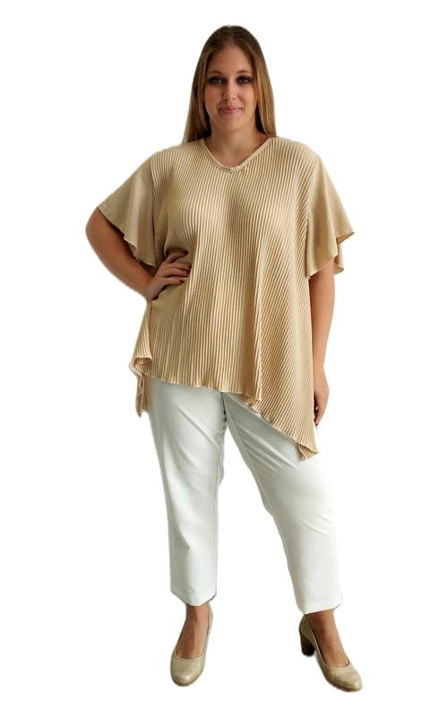 Η κοντομάνικη μπλούζα σε αμμουδί\u002Dχρυσαφί απόχρωση είναι η ιδανική επιλογή για τη σύγχρονη γυναίκα που αναζητά στυλ και άνεση σε μεγάλα μεγέθη. Το ριχτό, oversized κόψιμό της χαρίζει ελευθερία κινήσεων, ενώ το πλισέ ύφασμά της προσθέτει κομψή υφή και κίνηση στο σύνολο. Ο λαιμός σε V σχήμα είναι διακριτικά κολακευτικός, ενώ τα φαρδιά, βολάν μανίκια δίνουν μια αέρινη, θηλυκή διάσταση στο σχεδιασμό. Η ασύμμετρη γραμμή στο τελείωμα της μπλούζας, με τις πλαϊνές γωνίες να πέφτουν χαμηλότερα, προσφέρει μια μοντέρνα αισθητική που συνδυάζεται εύκολα με λευκό παντελόνι ή τζιν για μια καθημερινή, φρέσκια εμφάνιση. Μπορεί επίσης να φορεθεί με κλος φούστα ή κολάν για να δημιουργηθεί ένα πιο casual σύνολο. Κατάλληλη για καθημερινές εξόδους, εργασιακό περιβάλλον ή ένα χαλαρό γεύμα με φίλες, αυτή η μπλούζα συνδυάζει άψογα τη χάρη με την πρακτικότητα, καθιστώντας την must\u002Dhave κομμάτι για κάθε γκαρνταρόμπα.