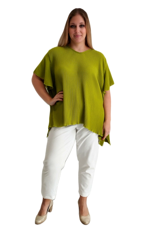 Μια εντυπωσιακή κοντομάνικη μπλούζα σε ζωηρό λαχανί χρώμα που θα αναβαθμίσει άμεσα την καθημερινή σας γκαρνταρόμπα. Το πλισέ ύφασμά της δημιουργεί μια κομψή υφή που κινείται χαριτωμένα με κάθε βήμα, ενώ η ασύμμετρη γραμμή στο τελείωμα προσδίδει έναν μοντέρνο και ιδιαίτερο χαρακτήρα. Η ευρύχωρη, oversized εφαρμογή με τα φαρδιά μανίκια τύπου πεταλούδα εξασφαλίζει άνεση και ελευθερία κινήσεων, ενώ ταυτόχρονα κολακεύει τις καμπύλες χαρίζοντας μια αέρινη σιλουέτα. Ο στρογγυλός λαιμός ολοκληρώνει την απλή αλλά εκλεπτυσμένη αισθητική του κομματιού. Μπορεί να φορεθεί με λευκό παντελόνι για ένα φρέσκο, καλοκαιρινό σύνολο, αλλά και με τζιν ή κλος φούστα για διαφορετικές περιστάσεις. Ιδανική για βόλτες, επαγγελματικές συναντήσεις σε χαλαρό περιβάλλον ή καλοκαιρινές εκδηλώσεις, η μπλούζα αυτή αποτελεί must\u002Dhave επιλογή για κάθε γυναίκα που αναζητά στυλ και άνεση σε ένα μοναδικό κομμάτι.