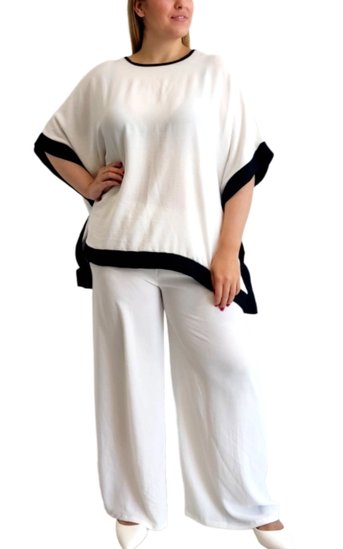 Κομψό σύνολο σε λευκό και μαύρο που συνδυάζει άνεση και στυλ για κάθε περίσταση. Η φαρδιά μπλούζα σε λευκό χρώμα με χαρακτηριστικές μαύρες λεπτομέρειες στο τελείωμα και στα μανίκια προσφέρει μια αέρινη και κολακευτική εφαρμογή. Τα φαρδιά μανίκια τύπου νυχτερίδας δημιουργούν μια θηλυκή σιλουέτα, ενώ το μαύρο περίγραμμα προσθέτει κομψότητα και αντίθεση. Συνδυάζεται με λευκό παντελόνι παλάτσο που χαρίζει άνεση και ελευθερία κινήσεων, ιδανικό για όλες τις σωματικές διαπλάσεις. Το σύνολο είναι ιδανικό για καλοκαιρινές βραδινές εξόδους, επαγγελματικές συναντήσεις ή κομψές καθημερινές εμφανίσεις. Το υλικό φαίνεται απαλό και αεράτο, ιδανικό για τις ζεστές ημέρες. Μπορεί να φορεθεί με λευκά παπούτσια για μια μονοχρωματική εμφάνιση ή με έντονα αξεσουάρ για πιο τολμηρό αποτέλεσμα. Η διαχρονική ασπρόμαυρη παλέτα εξασφαλίζει ότι αυτό το σύνολο θα παραμείνει στη ντουλάπα σας για πολλές σεζόν.