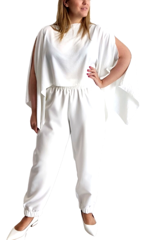 Κομψό σύνολο σε λευκό χρώμα που συνδυάζει άνεση και στυλ για την καθημερινή σας εμφάνιση. Η μπλούζα διαθέτει φαρδιά γραμμή με εντυπωσιακά φαρδιά μανίκια τύπου νυχτερίδας που δημιουργούν μια αέρινη αίσθηση και κολακεύουν κάθε σωματότυπο. Το παντελόνι με την ψηλή ελαστική μέση και τα λάστιχα στους αστραγάλους προσφέρει άψογη εφαρμογή και άνεση κατά την κίνηση. Το λευκό χρώμα του συνόλου, καθαρό και φωτεινό, αποτελεί διαχρονική επιλογή που μπορεί να φορεθεί όλες τις εποχές του χρόνου. Ιδανικό για καθημερινές εμφανίσεις, αλλά και για απογευματινές εξόδους όταν συνδυαστεί με τα κατάλληλα αξεσουάρ. Το υλικό είναι ελαφρύ και ρέον, προσφέροντας άνεση στην κίνηση και κομψή εμφάνιση. Συνδυάστε το με λεπτά κοσμήματα και ψηλοτάκουνα παπούτσια για βραδινές εξόδους ή με flat παπούτσια για μια πιο casual εμφάνιση.