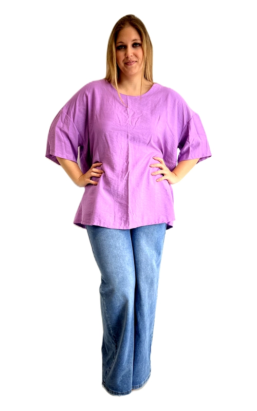 Μια υπέροχη κοντομάνικη μπλούζα σε ζωηρό μωβ\u002Dλιλά χρώμα που θα γίνει αμέσως το αγαπημένο σας καλοκαιρινό κομμάτι. Η oversized γραμμή της προσφέρει άνεση και ελευθερία κινήσεων, ενώ το ελαφρώς κοντότερο μπροστινό τμήμα και το πιο μακρύ πίσω δημιουργούν μια κομψή ασύμμετρη σιλουέτα που κολακεύει κάθε σώμα. Τα φαρδιά, ρέοντα μανίκια τύπου μπαλόνι προσδίδουν ένα ιδιαίτερο, μοντέρνο χαρακτήρα, ενώ ο στρογγυλός λαιμός εξασφαλίζει μια κλασική και διαχρονική εμφάνιση. Το ελαφρύ ύφασμα είναι ιδανικό για τις ζεστές μέρες, χαρίζοντας αίσθηση δροσιάς και άνεσης καθ\u0027 όλη τη διάρκεια της ημέρας. Μπορεί να φορεθεί με φαρδύ τζιν παντελόνι για ένα casual chic look, με λευκό παντελόνι για πιο έντονη αντίθεση, ή ακόμα και με κλος φούστα για μια πιο θηλυκή εμφάνιση. Ιδανική επιλογή για καθημερινές εξόδους, βόλτες και συναντήσεις με φίλους, συνδυάζοντας άνεση και στυλ σε ένα μοναδικό κομμάτι.
