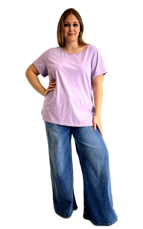 Η κοντομάνικη μπλούζα σε απαλή λιλά απόχρωση αποτελεί την ιδανική επιλογή για κάθε γυναίκα που αναζητά άνεση και στυλ σε μία μόνο επιλογή. Με τον απλό, μονόχρωμο σχεδιασμό της και τον στρογγυλό λαιμό, εκπέμπει μια διακριτική κομψότητα που ταιριάζει σε κάθε περίσταση. Η χαλαρή, oversized εφαρμογή της χαρίζει ελευθερία κινήσεων και κολακεύει κάθε σιλουέτα, ενώ το μήκος της πέφτει ελαφρώς πιο κάτω από τη μέση, προσφέροντας εξαιρετική κάλυψη. Οι κοντές, ελαφρώς διπλωμένες μανσέτες στα μανίκια προσδίδουν έναν casual, σύγχρονο χαρακτήρα. Μπορεί να φορεθεί με φαρδιά τζιν παντελόνια, όπως φαίνεται στη φωτογραφία, αλλά και με κολάν, φούστες ή σορτς για ένα άνετο καλοκαιρινό look. Κατάλληλη για καθημερινές εξόδους, βόλτες ή χαλαρές συναντήσεις με φίλους. Η απαλή λιλά απόχρωση συνδυάζεται εύκολα με ουδέτερα χρώματα όπως το λευκό, το μπεζ και το τζιν μπλε, δημιουργώντας ανέμελα και φρέσκα σύνολα για κάθε μέρα.