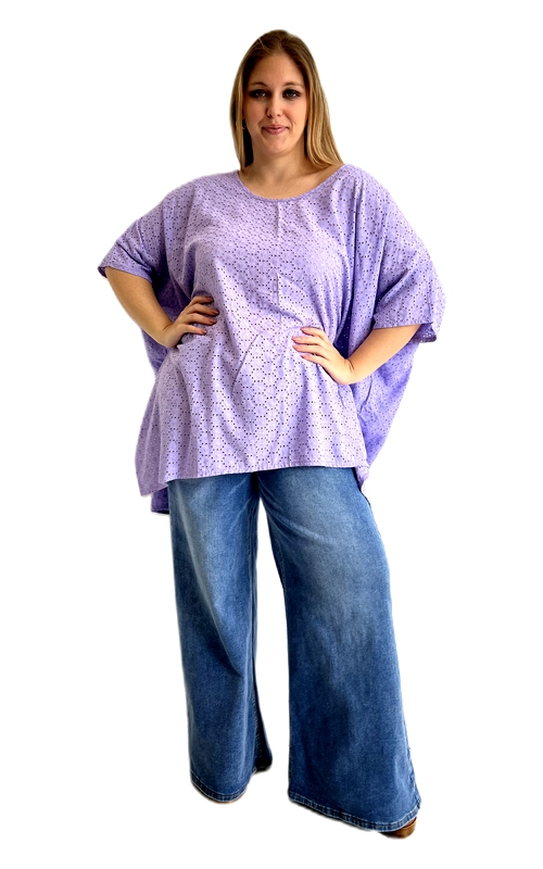 Ανακαλύψτε αυτή την υπέροχη κοντομάνικη μπλούζα σε γοητευτικό λιλά χρώμα, ιδανική για γυναίκες plus size που αγαπούν τον συνδυασμό άνεσης και στυλ. Το ύφασμά της διακοσμείται με λεπτό διάτρητο μοτίβο broderie anglaise, που προσδίδει μια αέρινη, θηλυκή αίσθηση και κάνει τη μπλούζα να ξεχωρίζει. Η ευρύχωρη, oversized γραμμή της εξασφαλίζει άνετη εφαρμογή, ενώ τα φαρδιά μανίκια τύπου νυχτερίδας δημιουργούν μια κομψή και ρευστή σιλουέτα που κολακεύει κάθε σώμα. Ο στρογγυλός λαιμός με λεπτή λεπτομέρεια στο κέντρο προσθέτει μια διακριτική πινελιά κομψότητας. Μπορεί να φορεθεί με φαρδύ τζιν παντελόνι για ένα casual καθημερινό look, αλλά και με λευκό παντελόνι ή φούστα για πιο επίσημες εμφανίσεις. Ιδανική επιλογή για καλοκαιρινές εξόδους, βόλτες ή συναντήσεις με φίλους, αυτή η μπλούζα συνδυάζει αβίαστα το στυλ με την άνεση, χαρίζοντάς σας αυτοπεποίθηση και χάρη κάθε μέρα.