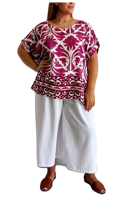 Αυτή η εντυπωσιακή μπλούζα σε μέγεθος plus size αποτελεί την τέλεια επιλογή για το καλοκαιρινό σας γκαρνταρόμπα. Σε υπέροχο συνδυασμό λευκού και φούξια, διαθέτει ένα εντυπωσιακό φλοράλ μοτίβο με περίτεχνα σχέδια που θυμίζουν παραδοσιακά μεσογειακά μοτίβα. Η φαρδιά γραμμή με τα κοντά, αναδιπλούμενα μανίκια προσφέρει άνεση και κολακεύει κάθε σωματότυπο. Η μπλούζα διαθέτει στρογγυλή λαιμόκοψη και χαλαρή εφαρμογή που χαρίζει δροσιά τις ζεστές ημέρες. Το κάτω μέρος της διακοσμείται με ένα διαφορετικό γεωμετρικό μοτίβο στις ίδιες αποχρώσεις, προσθέτοντας ενδιαφέρον στο συνολικό σχέδιο. Συνδυάζεται τέλεια με τη λευκή φαρδιά παντελόνα που απεικονίζεται, αλλά και με τζιν, σορτς ή φούστες για καθημερινές εμφανίσεις, βόλτες στην πόλη ή παραθαλάσσιες εξορμήσεις. Το ελαφρύ ύφασμα και η αέρινη σιλουέτα της την καθιστούν ιδανική επιλογή για το καλοκαίρι, προσφέροντας στυλ και άνεση σε κάθε περίσταση.