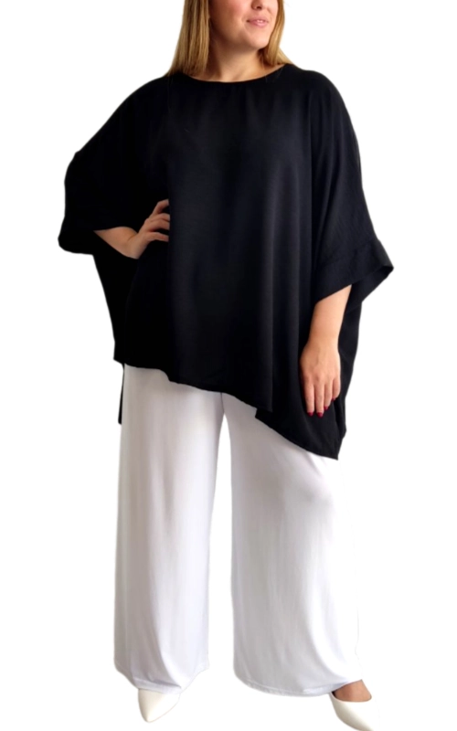 Αυτή η κομψή μπλούζα σε βαθύ μαύρο χρώμα αποτελεί την ιδανική προσθήκη στη γκαρνταρόμπα κάθε γυναίκας που αναζητά άνεση και στυλ. Με φαρδιά γραμμή και ασύμμετρο τελείωμα, δημιουργεί μια αέρινη σιλουέτα που κολακεύει κάθε σωματότυπο. Τα φαρδιά μανίκια τύπου νυχτερίδας προσφέρουν άνεση στην κίνηση, ενώ η στρογγυλή λαιμόκοψη προσθέτει μια διακριτική κομψότητα. Κατασκευασμένη από μαλακό, ρέον ύφασμα, αυτή η μπλούζα είναι ιδανική για καθημερινές εμφανίσεις αλλά και για πιο επίσημες περιστάσεις. Συνδυάζεται τέλεια με λευκές φαρδιές παντελόνες όπως στην εικόνα, αλλά και με τζιν, κολάν ή φούστες. Το μαύρο χρώμα της την καθιστά διαχρονική επιλογή που ταιριάζει με όλα τα ρούχα της γκαρνταρόμπας σας. Η χαλαρή εφαρμογή της προσφέρει άνεση καθ\u0027 όλη τη διάρκεια της ημέρας, ενώ το κομψό της στυλ την καθιστά κατάλληλη για το γραφείο, για βραδινές εξόδους ή για χαλαρές βόλτες. Ένα ευέλικτο κομμάτι που θα αγαπήσετε για την πολυχρηστικότητα και την κομψότητά του.