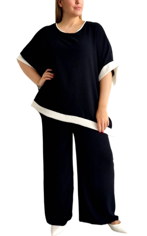 Κομψό και άνετο σύνολο σε βαθύ μπλε σκούρο (ναυτικό μπλε) με λευκές λεπτομέρειες που προσφέρει την τέλεια ισορροπία μεταξύ στυλ και άνεσης. Η φαρδιά μπλούζα τύπου πόντσο διαθέτει χαλαρή γραμμή με κοντά φαρδιά μανίκια και διακοσμητικό λευκό τελείωμα στο κάτω μέρος και στις άκρες των μανικιών, δημιουργώντας μια κομψή αντίθεση. Συνδυάζεται με φαρδύ παντελόνι palazzo στην ίδια απόχρωση, προσφέροντας μια εξαιρετικά κολακευτική σιλουέτα για όλους τους σωματότυπους. Το σύνολο είναι ιδανικό για καθημερινές εξόδους, απογευματινούς καφέδες, αλλά και για πιο επίσημες περιστάσεις όταν συνδυαστεί με τα κατάλληλα αξεσουάρ. Το μαλακό ύφασμα χαρίζει άνεση καθ\u0027 όλη τη διάρκεια της ημέρας, ενώ η ασύμμετρη γραμμή της μπλούζας προσθέτει μια μοντέρνα πινελιά στο σύνολο. Φορέστε το με λευκά παπούτσια για μια φρέσκια εμφάνιση ή με κοσμήματα σε χρυσές αποχρώσεις για μια πιο εκλεπτυσμένη εμφάνιση. Ένα διαχρονικό σύνολο που συνδυάζει την κομψότητα με την άνεση.