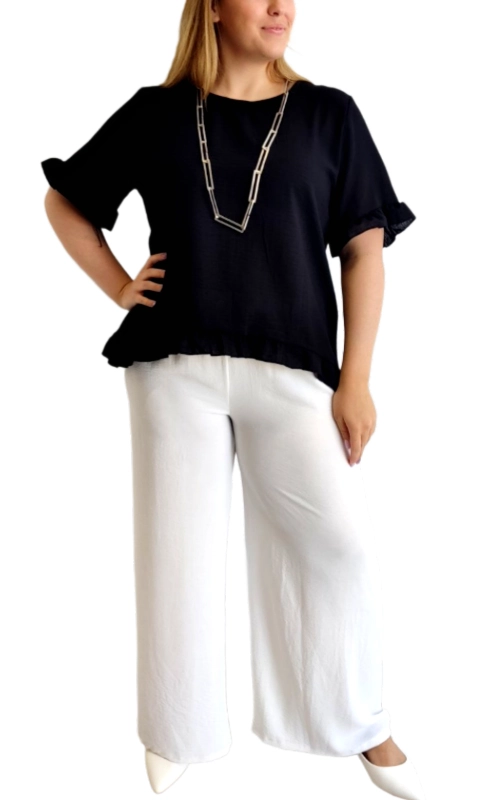 Αυτή η κομψή μαύρη μπλούζα αποτελεί την τέλεια προσθήκη στη γκαρνταρόμπα κάθε γυναίκας που αναζητά στυλ και άνεση. Κατασκευασμένη από υψηλής ποιότητας υφάσμα με ελαφρώς χαλαρή εφαρμογή, χαρίζει μια κολακευτική σιλουέτα που ταιριάζει σε κάθε σωματότυπο. Τα χαρακτηριστικά μανίκια με το ιδιαίτερο τελείωμα και το μικρό βολάν προσδίδουν μια θηλυκή και παιχνιδιάρικη πινελιά, ενώ η απαλή υφή του υφάσματος εξασφαλίζει άνεση καθ\u0027 όλη τη διάρκεια της ημέρας. Συνδυάζεται τέλεια με λευκά παντελόνια όπως φαίνεται στην εικόνα, αλλά είναι εξίσου εντυπωσιακή με τζιν, φούστες ή σορτς. Ιδανική για το γραφείο, για καθημερινές εξόδους ή ακόμα και για πιο επίσημες περιστάσεις όταν συνδυάζεται με τα κατάλληλα αξεσουάρ, όπως το μοντέρνο κολιέ που φαίνεται στη φωτογραφία. Το μαύρο χρώμα της είναι διαχρονικό και εύκολο στο συνδυασμό, καθιστώντας την ένα απαραίτητο κομμάτι για κάθε εποχή του χρόνου. Η μπλούζα διαθέτει επίσης ελαφρώς κυματιστό τελείωμα στο κάτω μέρος που προσθέτει κίνηση και ενδιαφέρον στο συνολ