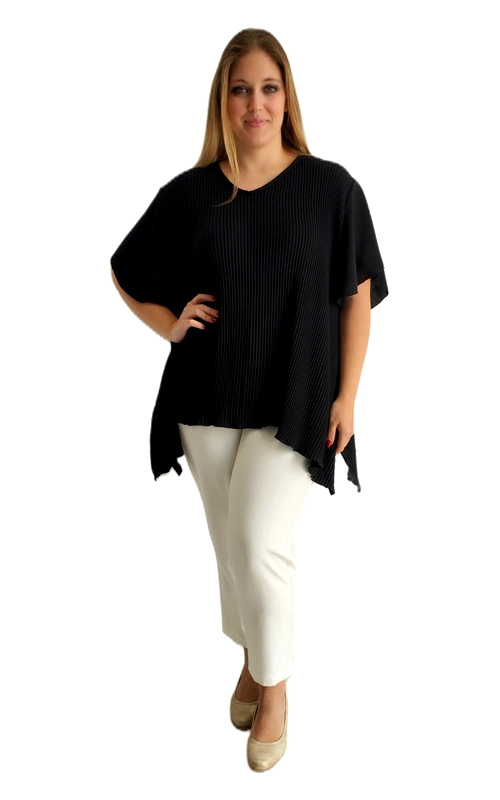 Μια κομψή και ιδιαίτερα στυλάτη κοντομάνικη μπλούζα σε βαθύ μαύρο χρώμα, σχεδιασμένη ειδικά για plus size σιλουέτες. Το ριμπ ύφασμά της με λεπτές κάθετες ραβδώσεις προσδίδει μια εκλεπτυσμένη υφή, ενώ παράλληλα δημιουργεί ένα οπτικά αδυνατιστικό αποτέλεσμα. Η oversized γραμμή της εφαρμογής εξασφαλίζει άνεση και ελευθερία κινήσεων, ενώ το ασύμμετρο τελείωμα στο κάτω μέρος και τα φαρδιά μανίκια τύπου νυχτερίδα της δίνουν έναν μοντέρνο και δυναμικό χαρακτήρα. Το V\u002Dλαιμόκοψη συμπληρώνει αρμονικά το σύνολο, τονίζοντας κομψά τη γυναικεία σιλουέτα. Μπορεί να φορεθεί με λευκό παντελόνι ή τζιν για ένα casual chic look, αλλά και με κλασικό μαύρο παντελόνι για πιο επίσημες περιστάσεις. Ιδανική επιλογή για γυναίκες που αναζητούν στυλ, άνεση και αυτοπεποίθηση στην καθημερινή τους εμφάνιση.