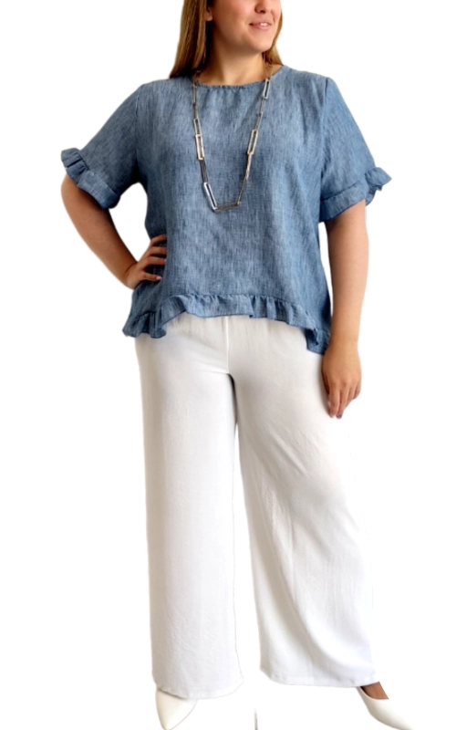Αυτή η κομψή μπλούζα σε απόχρωση τζιν γαλάζιο είναι η τέλεια προσθήκη στην καλοκαιρινή σας γκαρνταρόμπα. Κατασκευασμένη από ελαφρύ λινό ύφασμα που αναπνέει, προσφέρει άνεση και δροσιά ακόμα και τις πιο ζεστές μέρες. Τα χαρακτηριστικά βολάν στο τελείωμα και στα μανίκια προσδίδουν μια θηλυκή, παιχνιδιάρικη πινελιά στο απλό σχέδιο, ενώ η χαλαρή γραμμή της επιτρέπει άνετη εφαρμογή που κολακεύει κάθε σωματότυπο. Διαθέτει στρογγυλή λαιμόκοψη και κοντά μανίκια με διακοσμητικές πτυχώσεις, ενώ το ελαφρώς ασύμμετρο τελείωμα με το βολάν προσθέτει ενδιαφέρον στη σιλουέτα. Συνδυάζεται υπέροχα με λευκά παντελόνια όπως στην εικόνα, αλλά και με τζιν, φούστες ή σορτς για καθημερινές εμφανίσεις. Ιδανική για καλοκαιρινές βόλτες, περιπάτους στην παραλία ή χαλαρά απογευματινά ραντεβού. Ολοκληρώστε το σύνολό σας με ένα διακριτικό κόσμημα και είστε έτοιμη να εντυπωσιάσετε με την απλή κομψότητά σας.