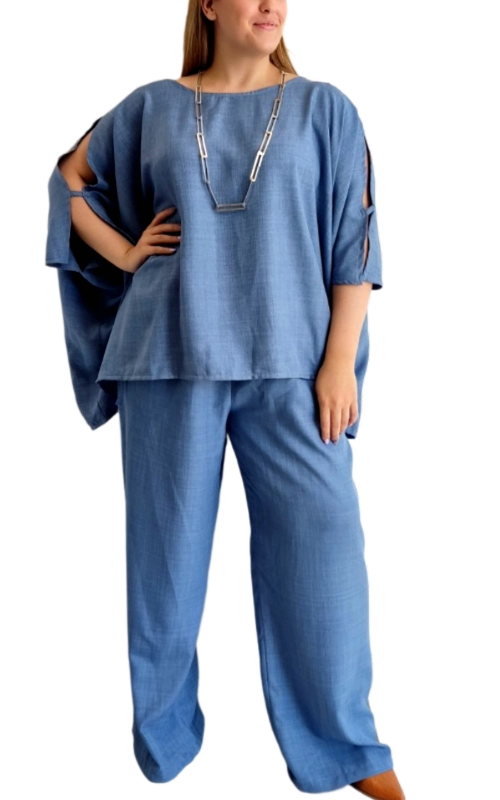 Αυτό το κομψό σετ σε απαλό γαλάζιο χρώμα είναι η επιτομή της άνεσης και του στυλ. Η φαρδιά μπλούζα με τη χαλαρή γραμμή διαθέτει ιδιαίτερα μανίκια με ανοίγματα που προσδίδουν μια αέρινη αίσθηση και μοντέρνα εμφάνιση. Κατασκευασμένο από υψηλής ποιότητας λινό ύφασμα, το σύνολο προσφέρει εξαιρετική αναπνευσιμότητα και άνεση, ιδανικό για τις ζεστές καλοκαιρινές ημέρες. Το παντελόνι σε ίδια απόχρωση συμπληρώνει τέλεια το σύνολο, με την άνετη φαρδιά γραμμή του που χαρίζει ελευθερία κινήσεων. Το σετ μπορεί να φορεθεί τόσο για καθημερινές εξορμήσεις όσο και για πιο κομψές περιστάσεις, συνδυασμένο με το κατάλληλο αξεσουάρ \u002D όπως το διακριτικό κολιέ που φαίνεται στη φωτογραφία. Ιδανικό για διακοπές, βόλτες στην πόλη ή ακόμη και για χαλαρές επαγγελματικές συναντήσεις, αυτό το σύνολο συνδυάζει την κομψότητα με την πρακτικότητα. Η ευκολία στη φροντίδα και η διαχρονική του αισθητική το καθιστούν απαραίτητο κομμάτι για κάθε καλοκαιρινή γκαρνταρόμπα.