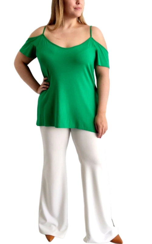 Αυτή η κομψή μπλούζα σε έντονο πράσινο σμαραγδί χρώμα αποτελεί την ιδανική προσθήκη στη καλοκαιρινή σας γκαρνταρόμπα. Με το μοντέρνο σχέδιο cold\u002Dshoulder που αναδεικνύει τους ώμους, συνδυάζει άψογα το θηλυκό στυλ με την άνεση. Οι λεπτές τιράντες και η χαλαρή εφαρμογή χαρίζουν κολακευτική σιλουέτα, ενώ το μαλακό, αεράτο ύφασμα εξασφαλίζει άνετη εφαρμογή όλες τις ώρες της ημέρας. Ιδανική για καθημερινές εμφανίσεις, μπορεί να συνδυαστεί τέλεια με λευκά παντελόνια όπως στην εικόνα, αλλά και με τζιν, φούστες ή σορτς για διαφορετικά στυλ. Το ζωηρό πράσινο χρώμα της προσφέρει φρεσκάδα και ζωντάνια, ενώ η ευέλικτη σχεδίασή της την καθιστά κατάλληλη τόσο για καθημερινές βόλτες όσο και για βραδινές εξόδους. Το ελαφρώς φαρδύ στυλ της προσφέρει άνεση σε κάθε σωματότυπο, ενώ η λαιμόκοψη σε σχήμα V προσθέτει μια κομψή πινελιά στο συνολικό σχεδιασμό.