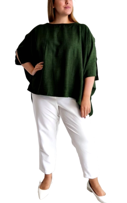 Αυτή η εντυπωσιακή μπλούζα σε βαθύ πράσινο χρώμα (κυπαρισσί) αποτελεί την τέλεια προσθήκη στη γκαρνταρόμπα σας για όλες τις εποχές. Με φαρδιά, άνετη γραμμή τύπου oversized και χαλαρά μανίκια τριών τετάρτων, προσφέρει κομψότητα και άνεση ταυτόχρονα. Το απλό, κομψό σχέδιο με στρογγυλή λαιμόκοψη την καθιστά ιδανική για πολλαπλούς συνδυασμούς. Κατασκευασμένη από υψηλής ποιότητας ύφασμα με ελαφρώς υφασμάτινη υφή, διαθέτει ασύμμετρο τελείωμα που χαρίζει ενδιαφέρον και κομψότητα στο σύνολο. Συνδυάζεται τέλεια με λευκά παντελόνια όπως στην εικόνα, αλλά και με τζιν, φούστες ή σορτς για πιο casual εμφανίσεις. Ιδανική για επαγγελματικές συναντήσεις, βραδινές εξόδους ή απλά καθημερινές εμφανίσεις, αυτή η μπλούζα είναι ευέλικτη και διαχρονική. Η άνετη εφαρμογή της την καθιστά κατάλληλη για όλους τους σωματότυπους, ενώ η πλούσια πράσινη απόχρωση προσθέτει κομψότητα και φινέτσα σε κάθε εμφάνιση.