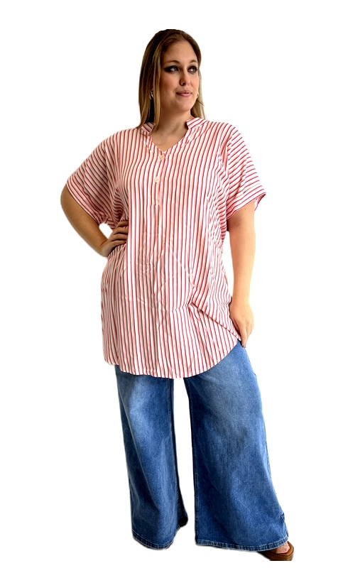 Ανακαλύψτε αυτή την υπέροχη κοντομάνικη μπλούζα που συνδυάζει στυλ και άνεση για κάθε plus size γυναίκα. Το εντυπωσιακό ριγέ μοτίβο σε λευκό και κόκκινο χρώμα δίνει μια φρέσκια, καλοκαιρινή αίσθηση, ενώ η ευρύχωρη, oversized γραμμή εξασφαλίζει άνετη εφαρμογή για όλες τις ώρες της ημέρας. Η μπλούζα διαθέτει κλασικό γιακά με κουμπιά στο μπροστινό μέρος και κοντά μανίκια με ελαφρώς διπλωμένο τελείωμα, που προσδίδουν έναν casual\u002Dchic χαρακτήρα. Το μακρύ της μήκος, που φτάνει μέχρι το ισχίο, τη καθιστά ιδανική για να φορεθεί τόσο εντός όσο και εκτός από το παντελόνι. Μπορεί να συνδυαστεί τέλεια με φαρδύ τζιν παντελόνι, όπως στην εικόνα, αλλά και με λευκό ή μπεζ παντελόνι για μια πιο κομψή εμφάνιση. Κατάλληλη για καθημερινές εξόδους, καλοκαιρινές βόλτες ή ακόμα και για χαλαρές συναντήσεις με φίλους, αυτή η μπλούζα είναι must\u002Dhave κομμάτι για κάθε γυναικεία γκαρνταρόμπα.