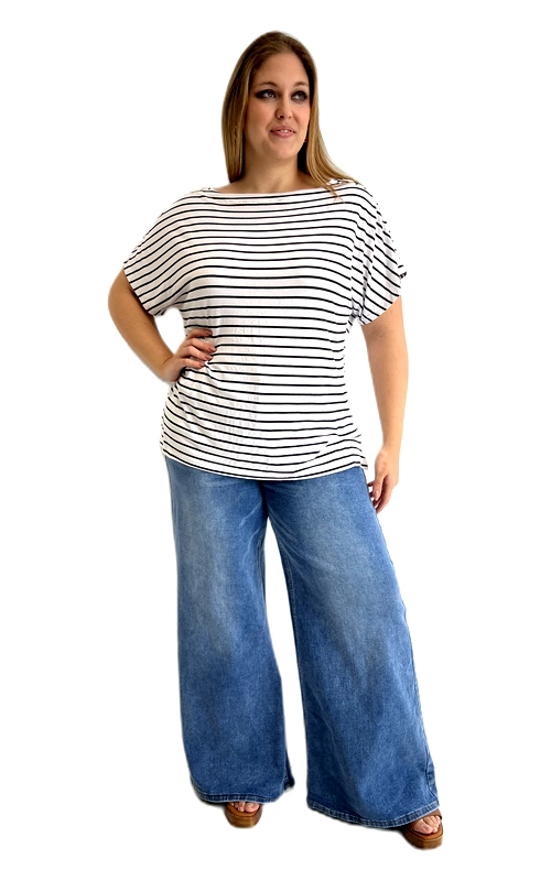 Ανακαλύψτε την απόλυτη καλοκαιρινή άνεση με αυτή την υπέροχη κοντομάνικη μπλούζα plus size. Το κλασικό ριγέ μοτίβο σε λευκό και σκούρο ναυτικό μπλε χρώμα προσδίδει έναν διαχρονικό, μεσογειακό χαρακτήρα που ποτέ δεν ξεμοδιάζει. Η φαρδιά, χαλαρή εφαρμογή της εξασφαλίζει μέγιστη άνεση καθ\u0027 όλη τη διάρκεια της ημέρας, ενώ ο στρογγυλός λαιμός τύπου boat neck πλαισιώνει κομψά τον ώμο και τον λαιμό. Τα κοντά μανίκια με το ελαφρώς πεσμένο ύφος δίνουν μια ιδιαίτερη, bohemian πινελιά στο σύνολο. Ιδανική για καθημερινές εξόδους, βόλτες στην παραλία ή χαλαρές συναντήσεις με φίλους, η μπλούζα αυτή συνδυάζεται άψογα με φαρδιά τζιν παντελόνια σε γαλάζιο χρώμα, όπως φαίνεται στη φωτογραφία, αλλά και με λευκές ή μπεζ παντελόνες. Το ελαφρύ ύφασμά της την κάνει ιδανική επιλογή για τις ζεστές καλοκαιρινές μέρες, προσφέροντας στυλ και άνεση σε μεγαλύτερα νούμερα.