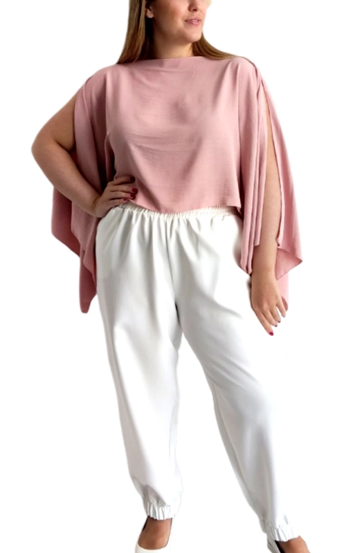 Αυτό το μοντέρνο σετ αποτελείται από μια εντυπωσιακή μπλούζα σε απαλό ροζ της πούδρας με ιδιαίτερο σχεδιασμό και ένα άνετο λευκό παντελόνι. Η μπλούζα διαθέτει φαρδιά γραμμή με ελεύθερη εφαρμογή και εντυπωσιακά ανοίγματα στα μανίκια που δημιουργούν ένα εφέ \u0022πέπλου\u0022, προσδίδοντας κίνηση και θηλυκότητα. Το κοντό μήκος της επιτρέπει να αναδεικνύει τη σιλουέτα, ενώ η λαιμόκοψη τύπου boat neck προσφέρει κομψότητα και διακριτική θηλυκότητα. Το λευκό παντελόνι με το ελαστικό λάστιχο στη μέση και τους αστραγάλους εξασφαλίζει άνεση κινήσεων και ταιριάζει τέλεια με την ροζ μπλούζα. Αυτό το σύνολο είναι ιδανικό για καλοκαιρινές βραδινές εξόδους, κοκτέιλ πάρτι ή ακόμα και για πιο επίσημες περιστάσεις όταν συνδυαστεί με τα κατάλληλα αξεσουάρ. Μπορείτε να το συνδυάσετε με ψηλοτάκουνα πέδιλα και μια κομψή τσάντα για ένα ολοκληρωμένο εμφάνιση που συνδυάζει άνεση και στυλ.